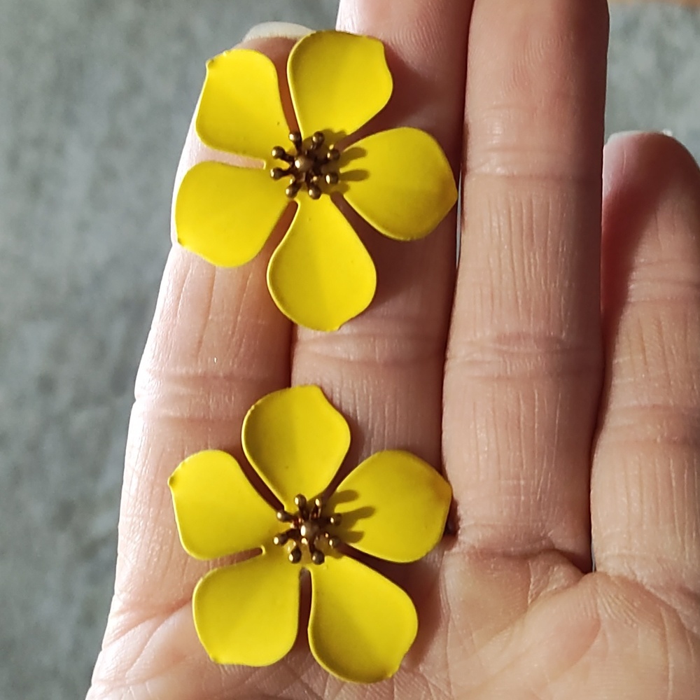 VINTAGE FLORAL YELLOW METAL GOLD-TONE DROP POST 1.3" EARRINGS - Picture 1 of 9